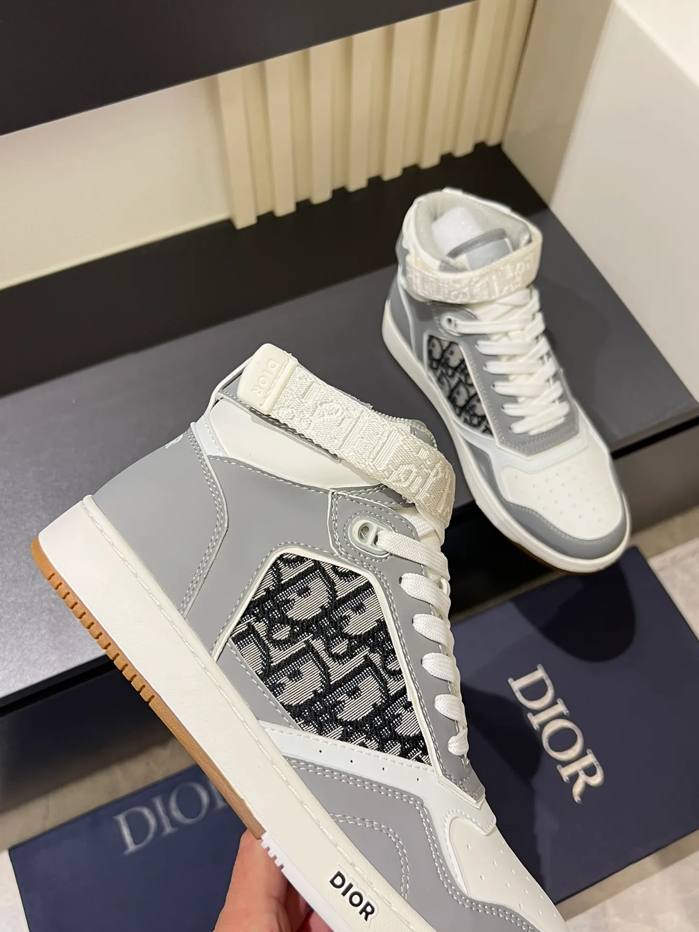 Men's shoes 💰p460 "Dio*" mid-top B27 casual sneakers. This B27 high-top sneaker is a new product in the series and continues Di*r's classic style. Crafted from gray and white smooth calf leather with beige and black Oblique print panels on the sides. The "CD Icon" shaped shoelace eyelets are clever and delicate, and the two-color rubber sole, rear collar and heel are all equipped with the brand's iconic details to enhance the style. Oblique printed straps at the ankle allow for an adjustable fit to complement the overall design. Fashionable and versatile, it can complement any look. Create an exquisite design with unique dynamic vitality and modern atmosphere, presented in low-top and high-top styles. This new must-have shoe adds a new dimension to Dior's archive heritage, embodying modern elegance. Purchase the original version and make it 1:1. If you need top quality, please come to me! Male 38-44!